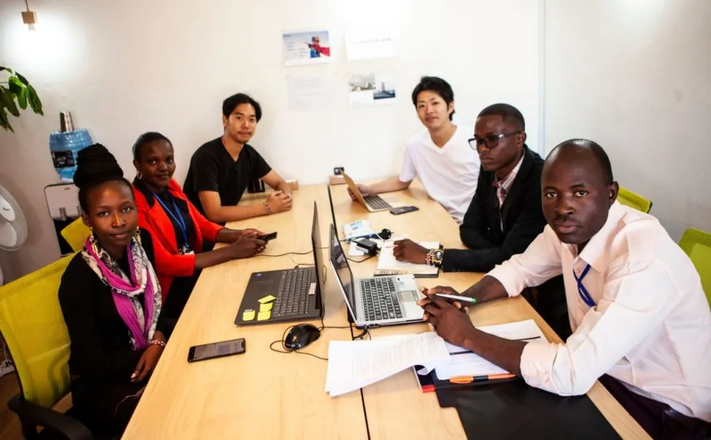 デスクの上に座っている男性たち

中程度の精度で自動的に生成された説明